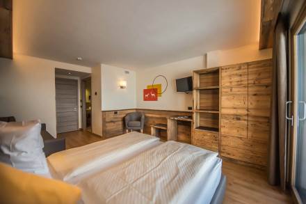 Stanza con arredamento in legno: Hotel Le Alpi a Livigno