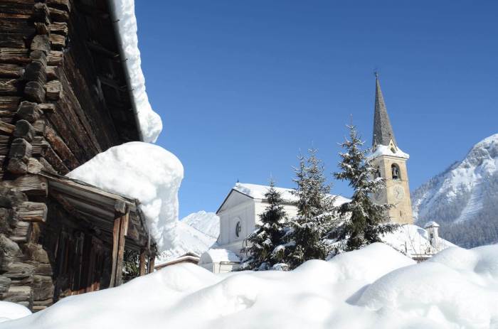 chiesetta innevata fra le Alpi a Livigno